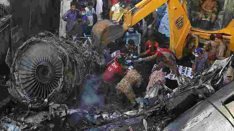 У Пакистані уточнили кількість загиблих під час катастрофи авіалайнера