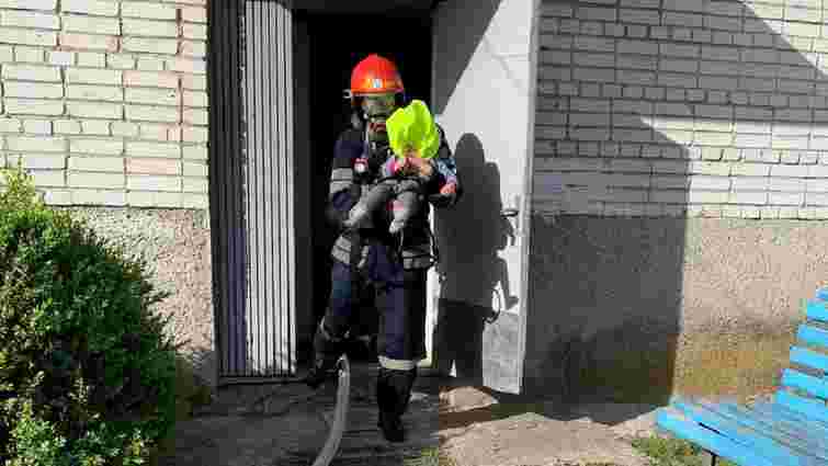 На Львівщині під час пожежі вогнеборці врятували трьох дорослих та немовля
