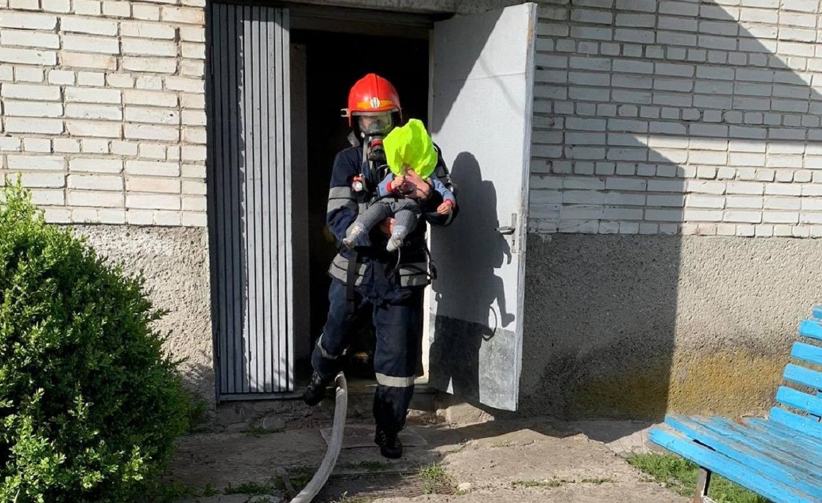 На Львівщині під час пожежі вогнеборці врятували трьох дорослих та немовля