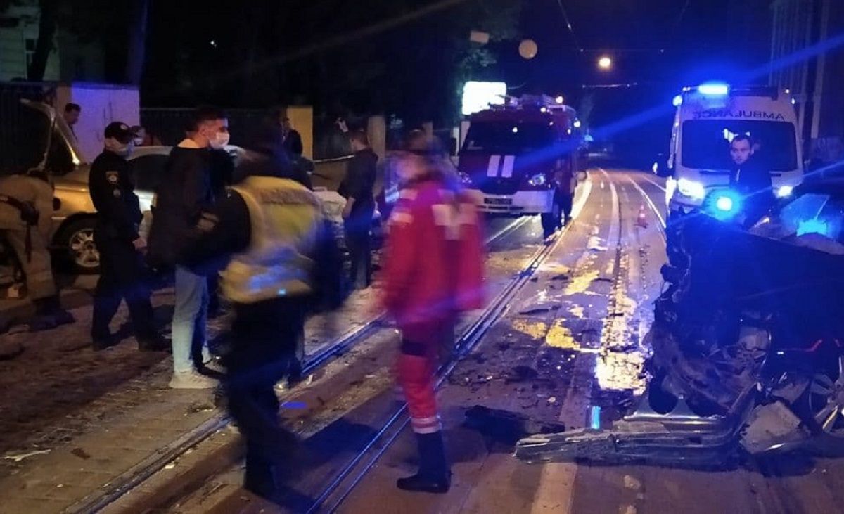 Після ДТП у  центрі Львова пасажира Opel вирізали з машини 