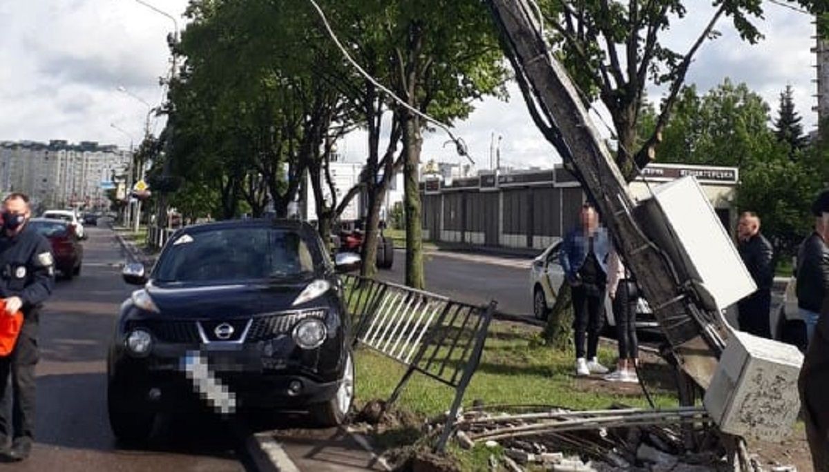 21-річна львів’янка на Nissan Juke знесла на Сихові бетонну електроопору
