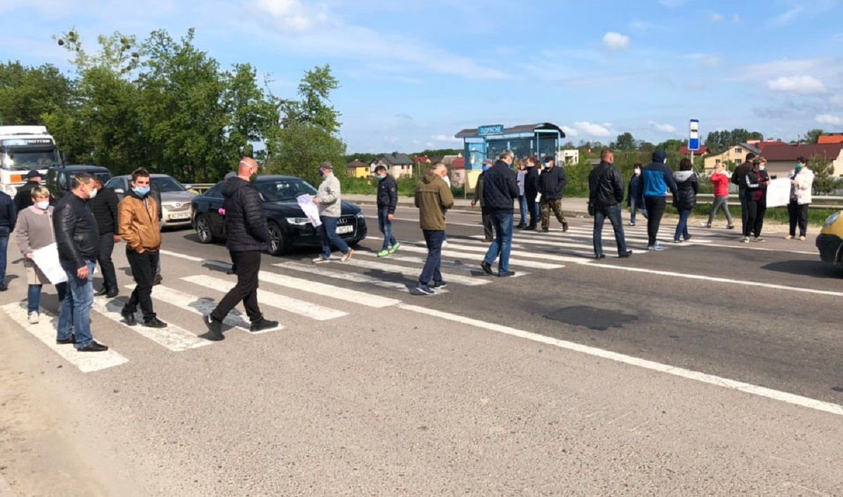 Прихильники від'єднання Брюховичів перекрили трасу біля Львова