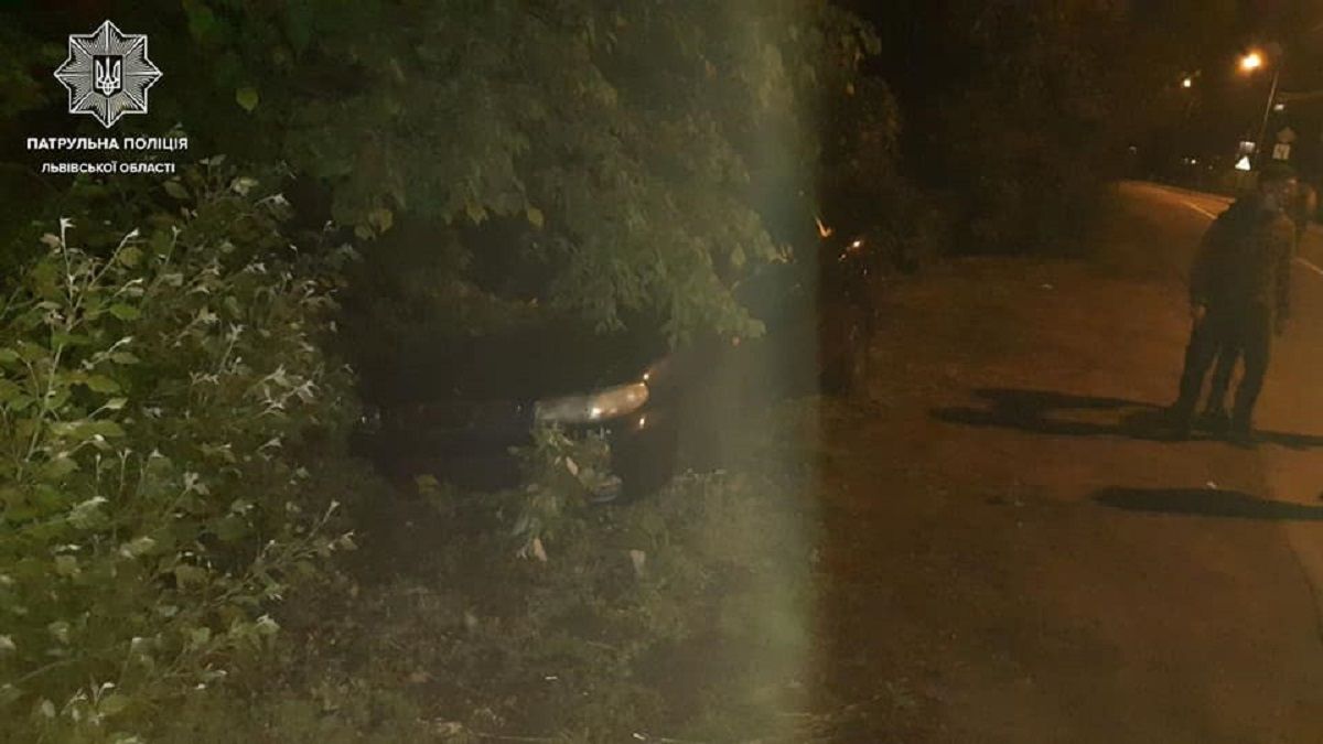 Після ДТП у Львові п’яний водій намагався відкрутити номерні знаки і втекти