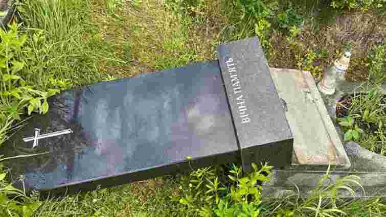 На кладовищі у Яворові п'яний 31-річний чоловік понищив пам’ятники