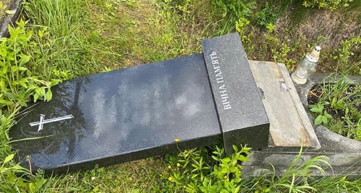 На кладовищі у Яворові п'яний 31-річний чоловік понищив пам’ятники