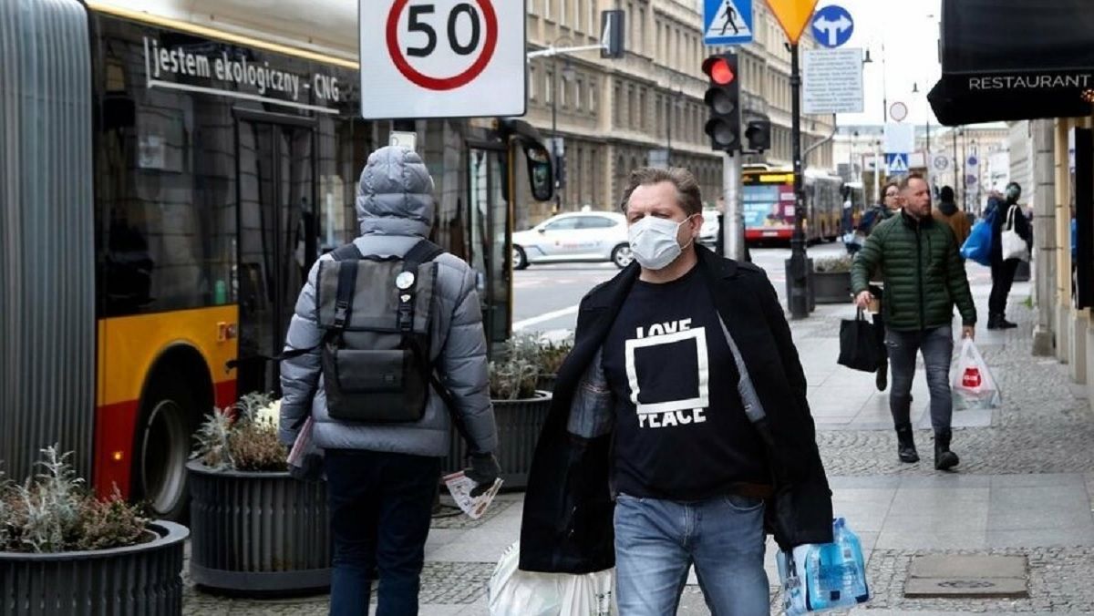 Польща скасовує обов'язок носити маски та дозволяє масові зібрання