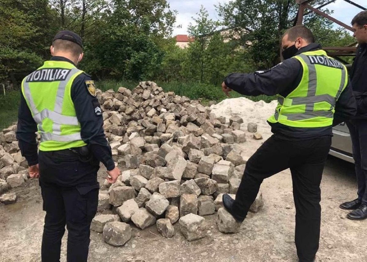 На приватному подвір’ї у Винниках знайшли давню львівську бруківку