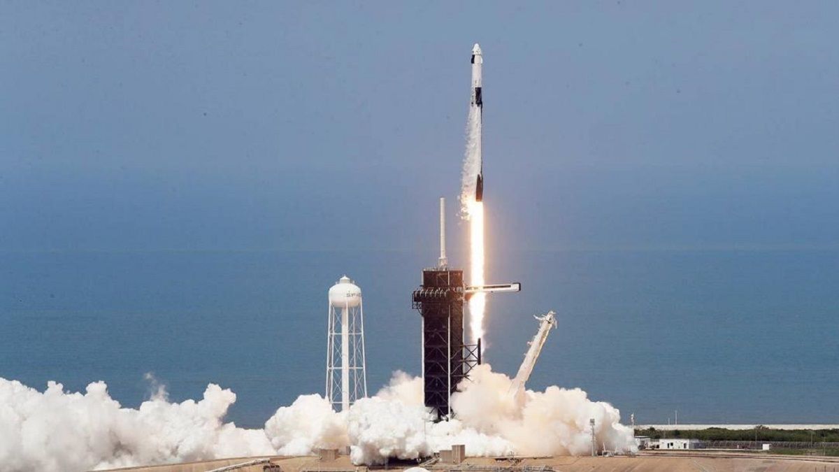 Компанія SpaceX успішно запустила Crew Dragon з астронавтами на МКС