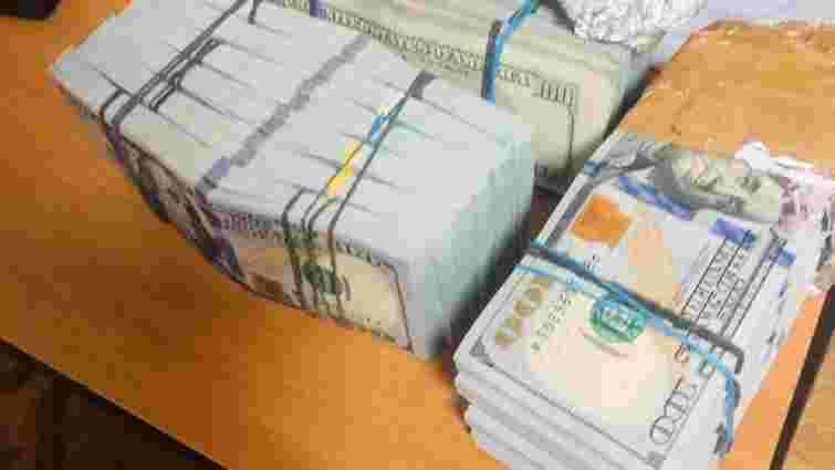  Львівські митники вилучили у 26-річного українця 160 тисяч доларів