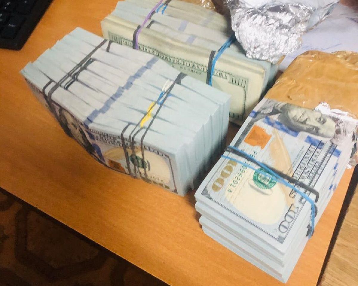  Львівські митники вилучили у 26-річного українця 160 тисяч доларів