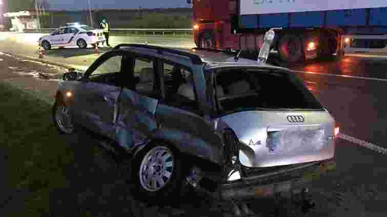 Внаслідок зіткнення з вантажівкою на Львівщині травмувалися водій та двоє пасажирів Audi