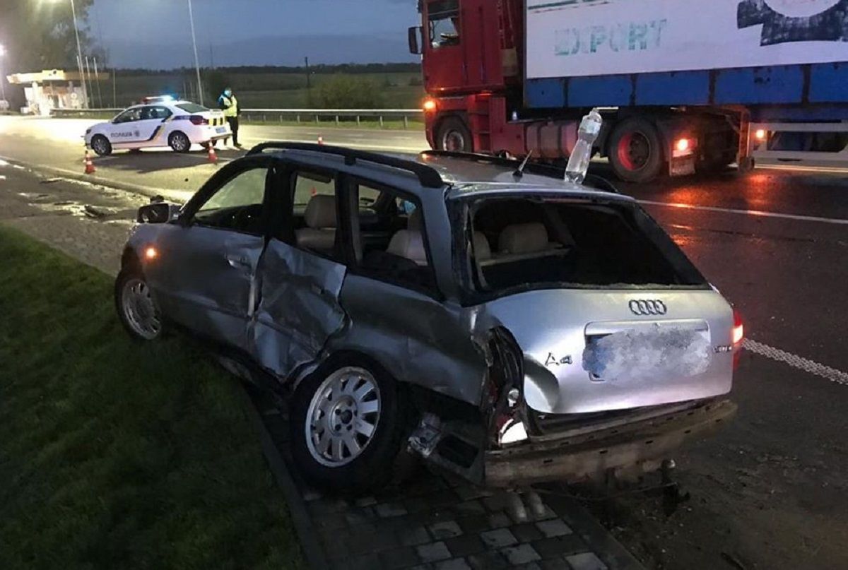 Внаслідок зіткнення з вантажівкою на Львівщині травмувалися водій та двоє пасажирів Audi