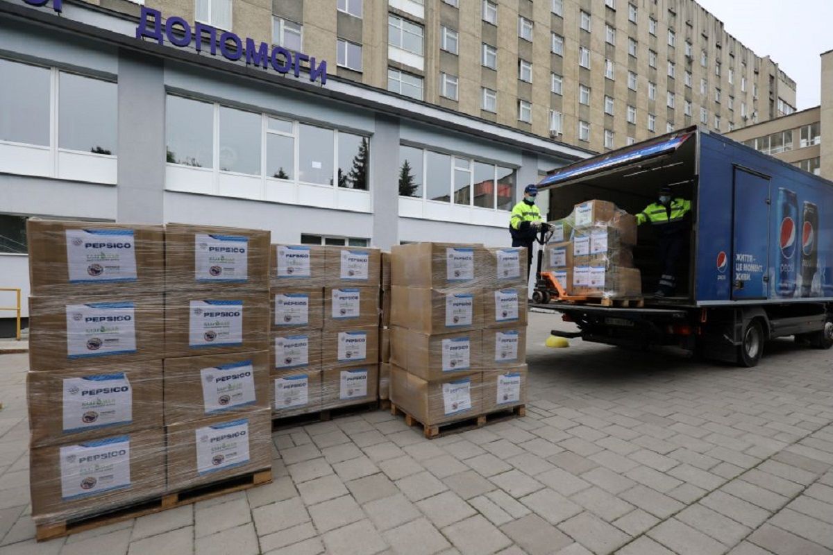  Медики лікарні швидкої медичної допомоги отримали ще 4000 комплектів засобів захисту