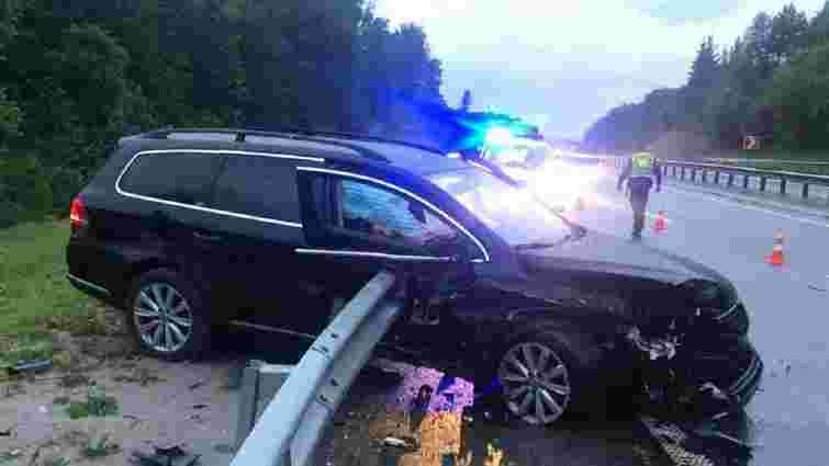 У ДТП на трасі біля Львова відбійник наскрізь пронизав автомобіль, водій загинув