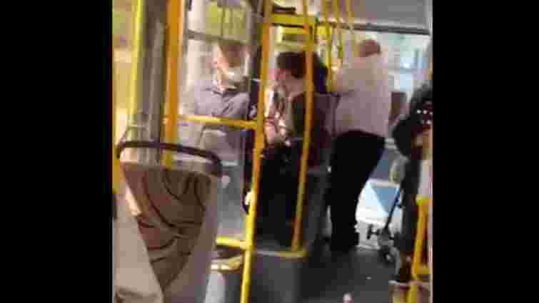 У Львові водій комунального автобуса силою виштовхав з салону пенсіонерку
