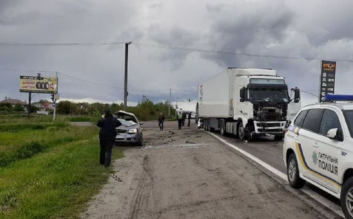 На об’їзній Львова 24-річний водій Chevrolet Aveo загинув після зіткнення з вантажівкою