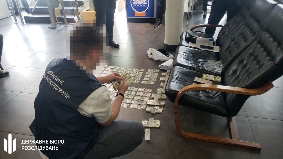 Київського прокурора затримали за 100 тис. доларів хабара від банкіра