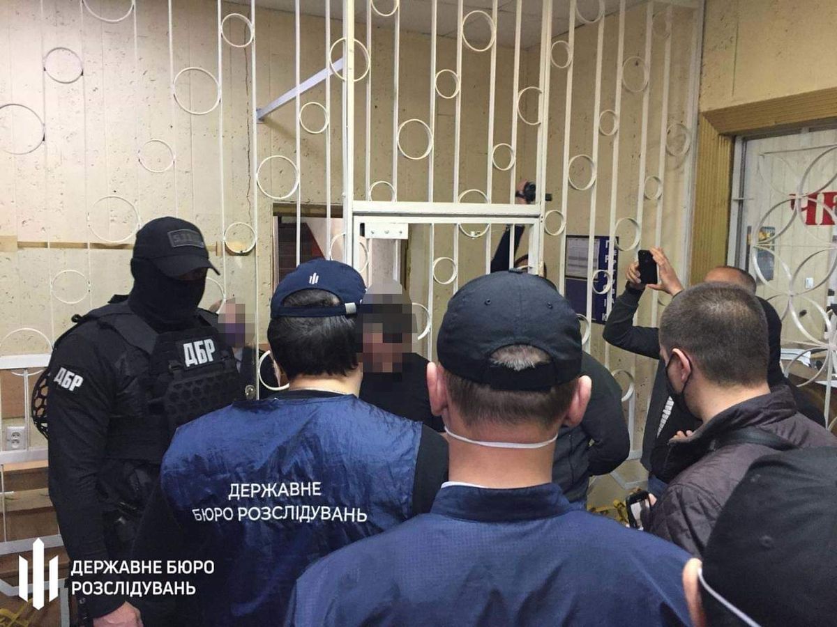 Семеро поліцейських з Павлограда створили банду і змушували людей продавати наркотики