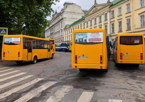 Перевізники пікетують ЛОДА з вимогою відновити пасажирське сполучення
