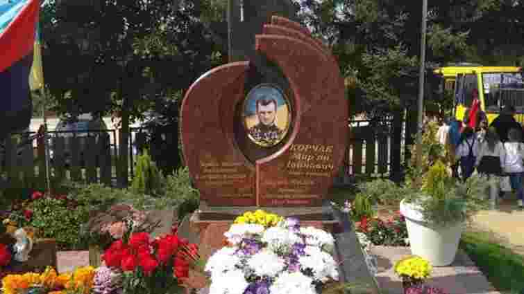 З могили героя АТО на Львівщині вкрали посаджені волонтером дерева