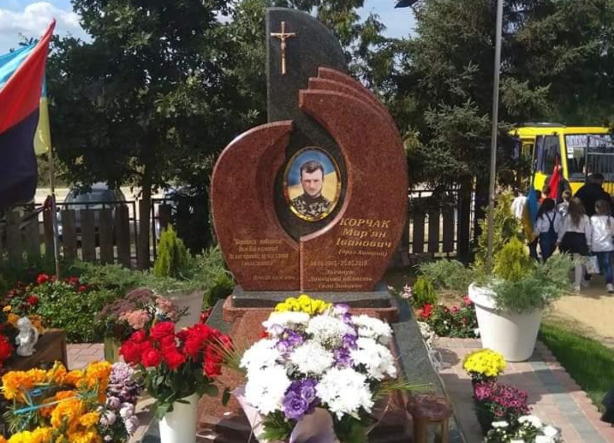 З могили героя АТО на Львівщині вкрали посаджені волонтером дерева