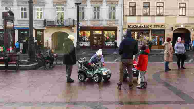 Суд повернув власниці атракціонів у центрі Львова всі конфісковані муніципалами електромашинки