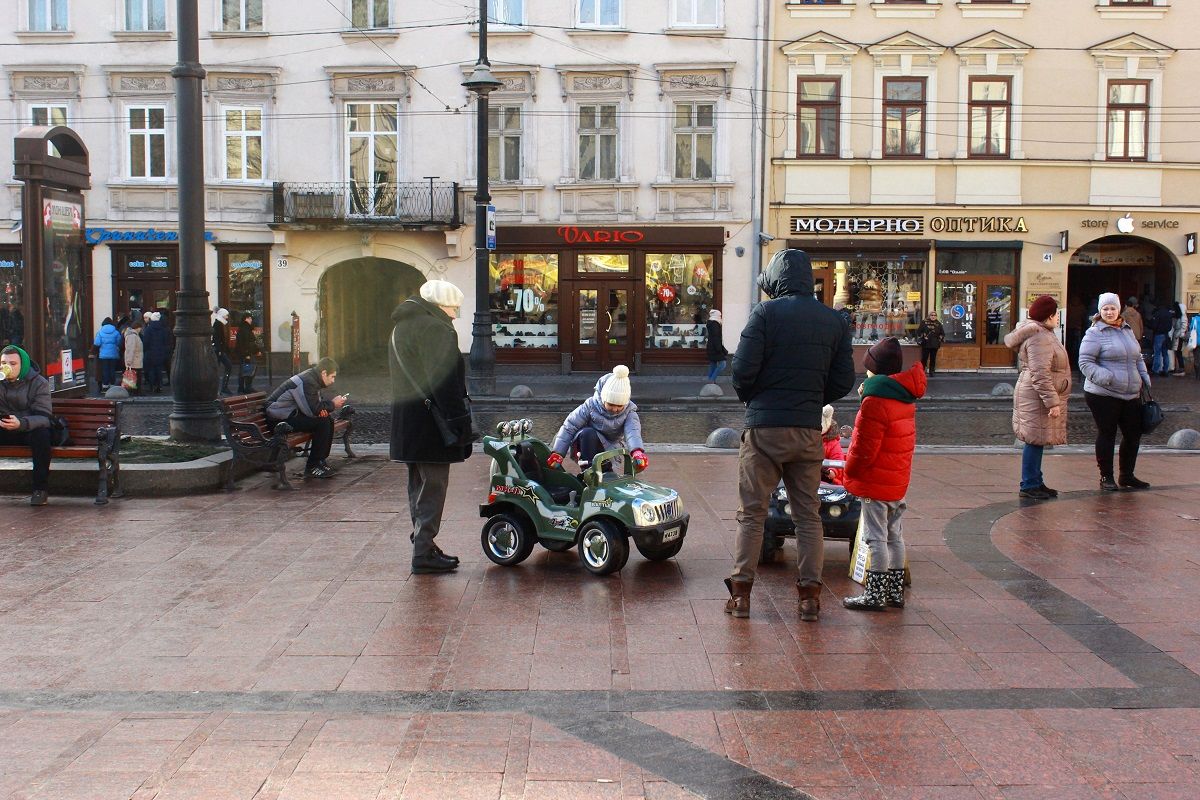Суд повернув власниці атракціонів у центрі Львова всі конфісковані муніципалами електромашинки