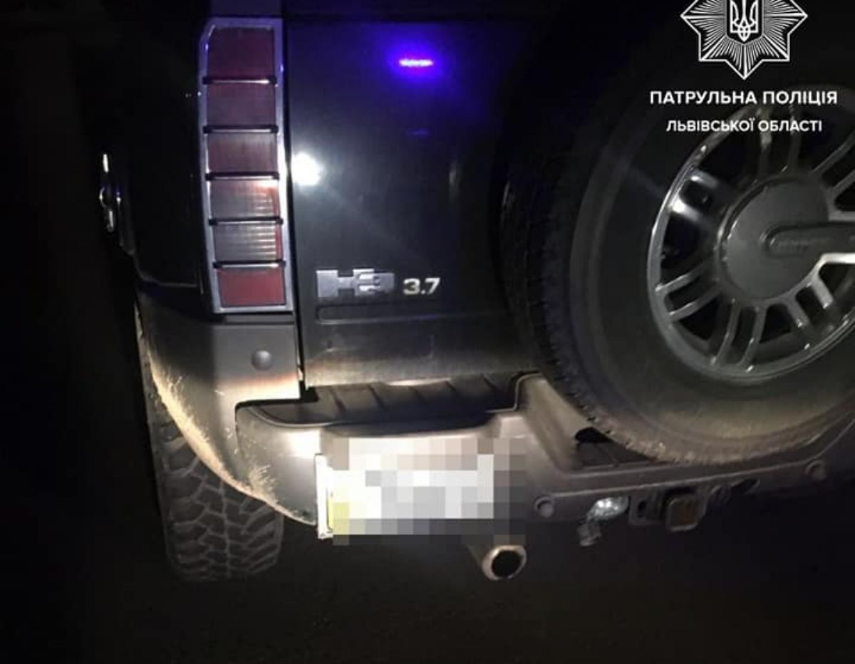 На Львівщині за хабар патрульним затримали нетверезого 35-річного водія Hummer