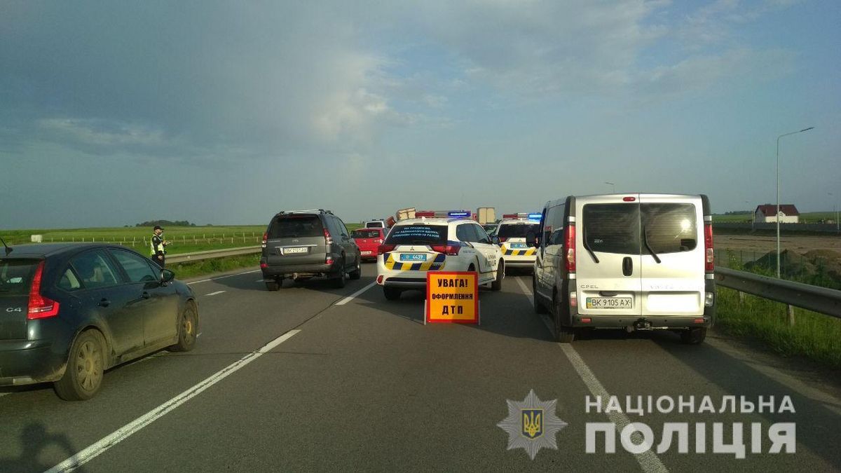 Четверо людей загинули в ДТП з вантажівкою і трьома легковиками на Рівненщині