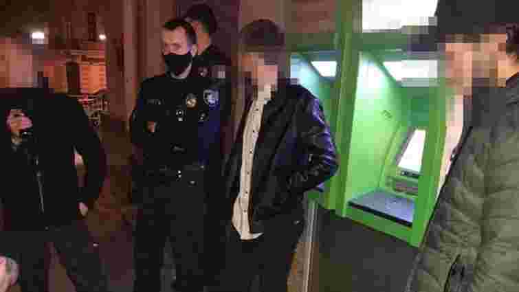 У Львові поліція затримала грабіжників, що зняли гроші з чужої банківської картки