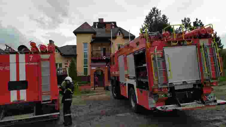 У Трускавці через влучання блискавки виникла пожежа на даху готелю