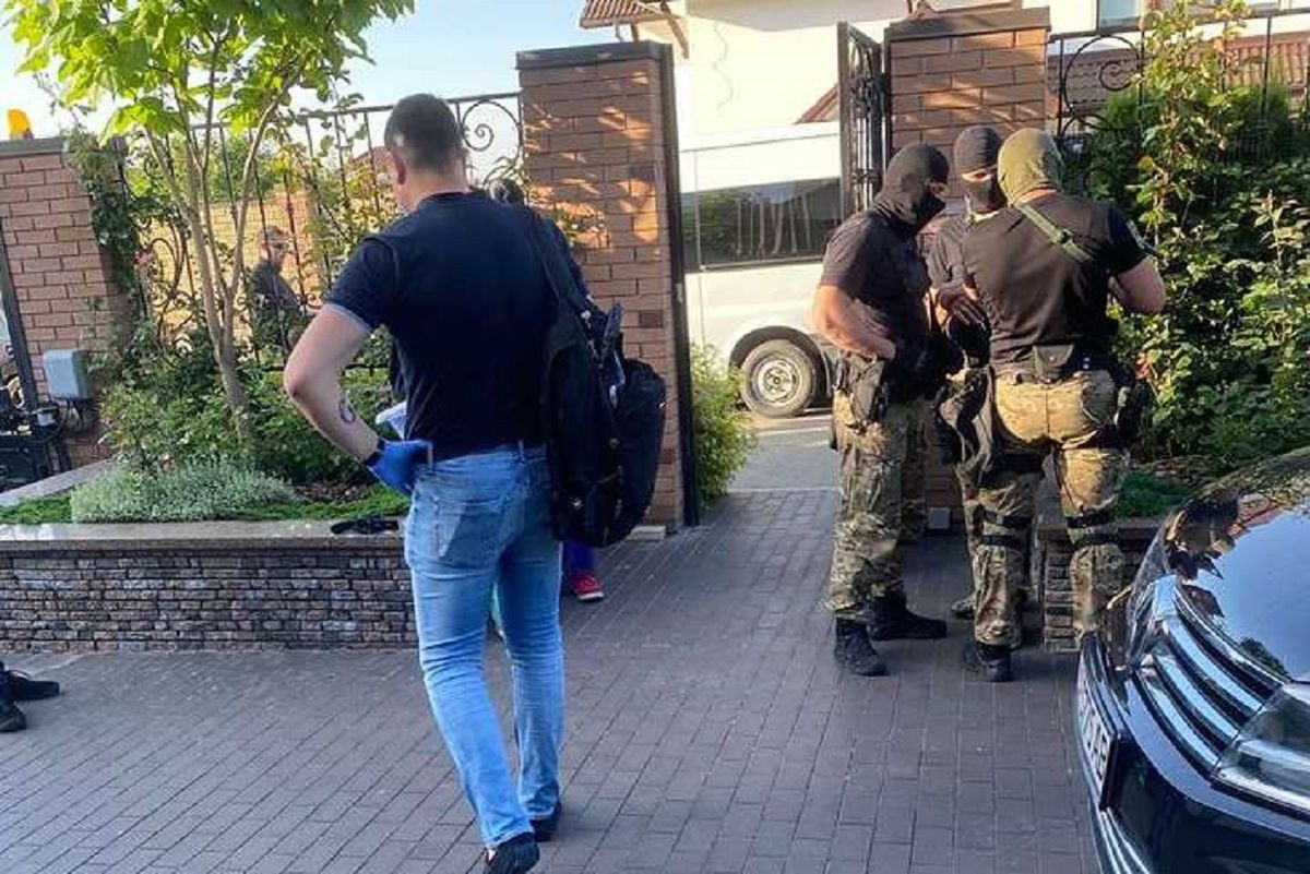 Оперативники ДБР прийшли з обшуком до будинку Володимира Омеляна