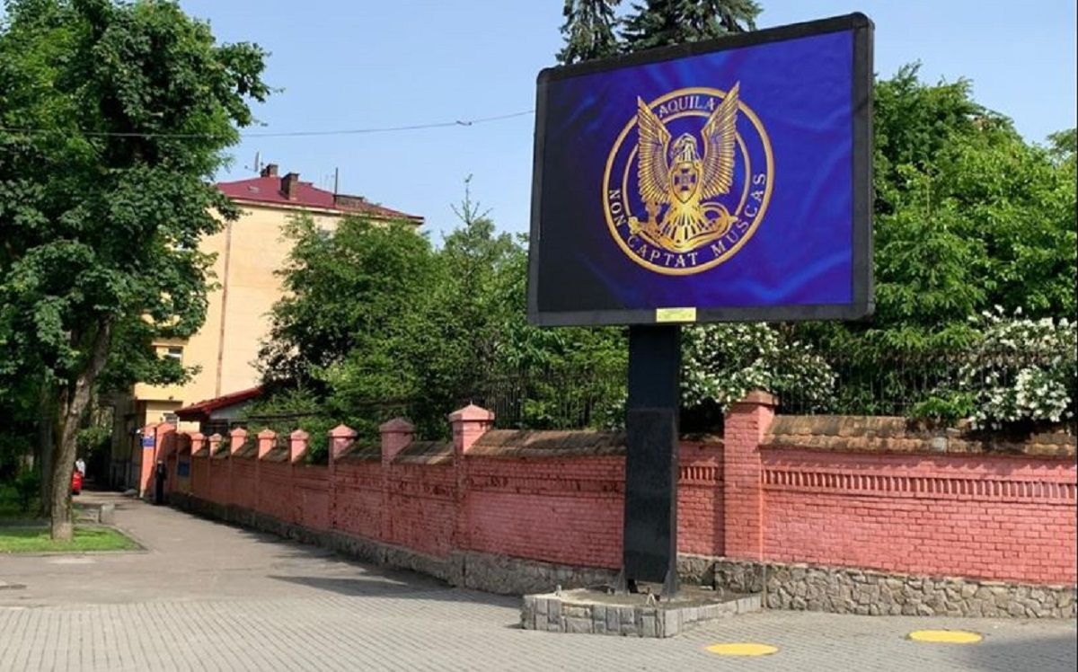СБУ потролила російських дипломатів у день їхнього свята