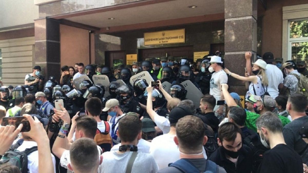 Під судом, який обирає запобіжний захід Сергієві Стерненку, стались сутички