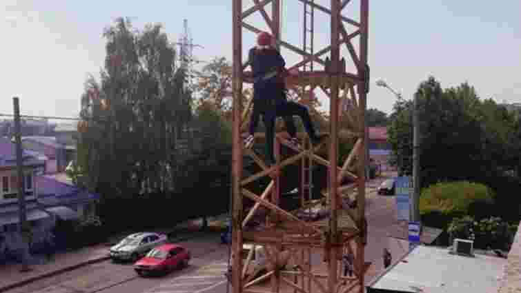 Через погіршення сапомочуття операторку 30-метрового крана у Львові зняли рятувальники