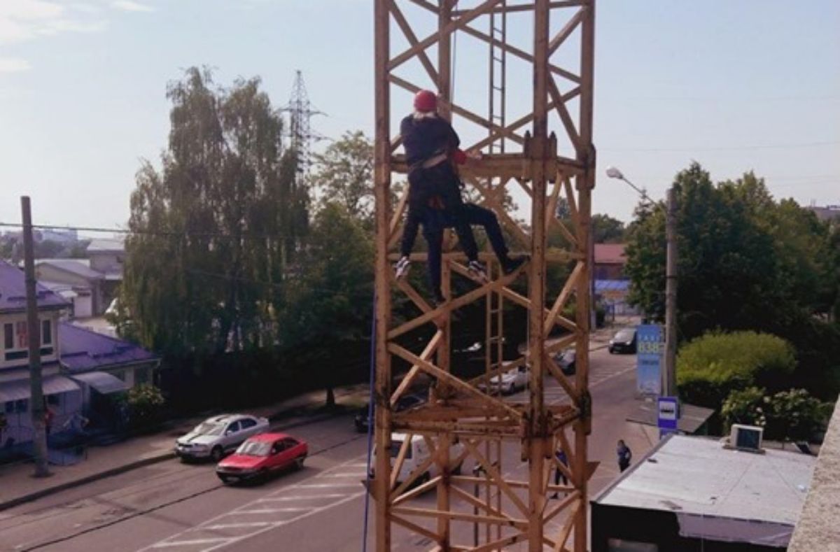 Через погіршення сапомочуття операторку 30-метрового крана у Львові зняли рятувальники