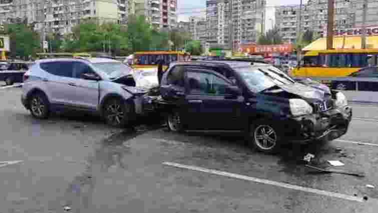 У Києві авто збило патрульну, поки та оформляла ДТП