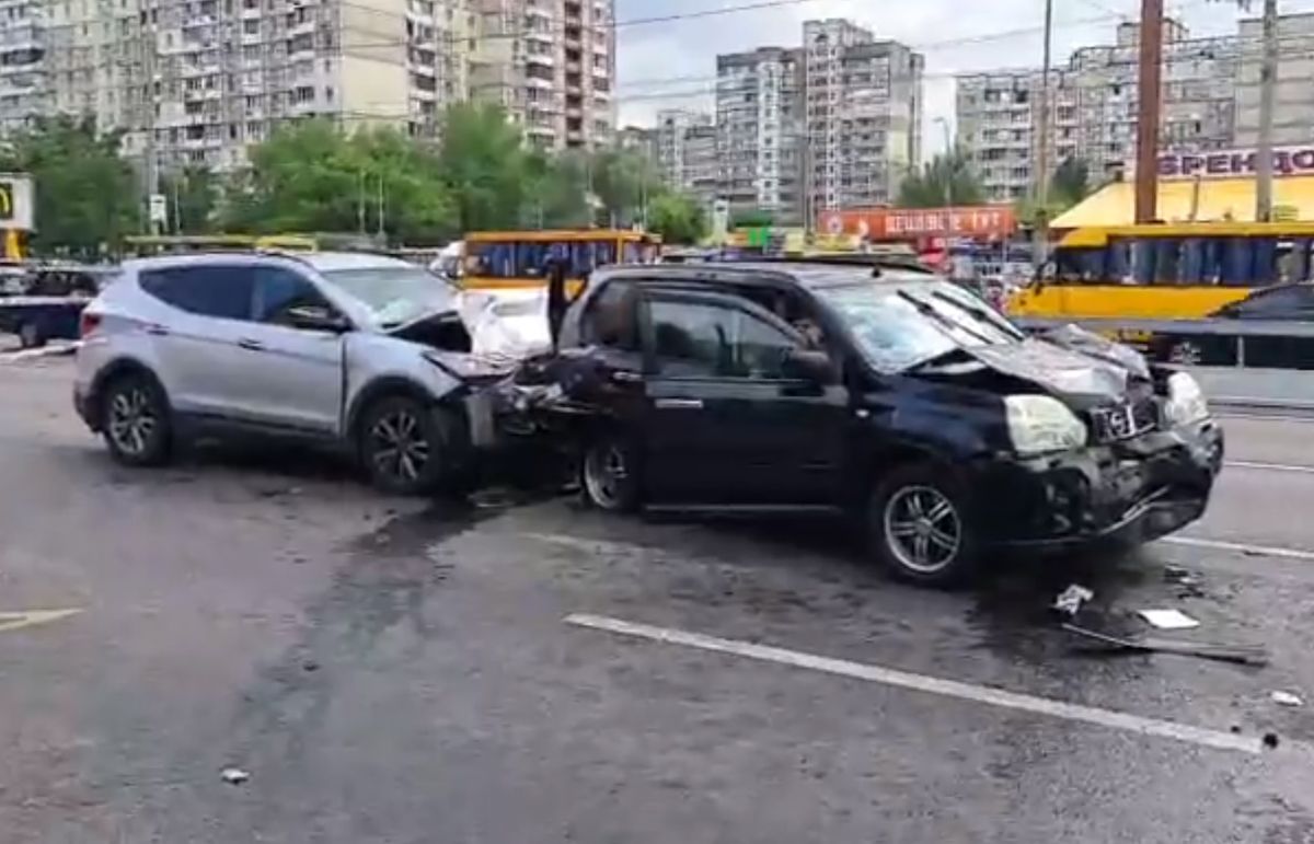 У Києві авто збило патрульну, поки та оформляла ДТП