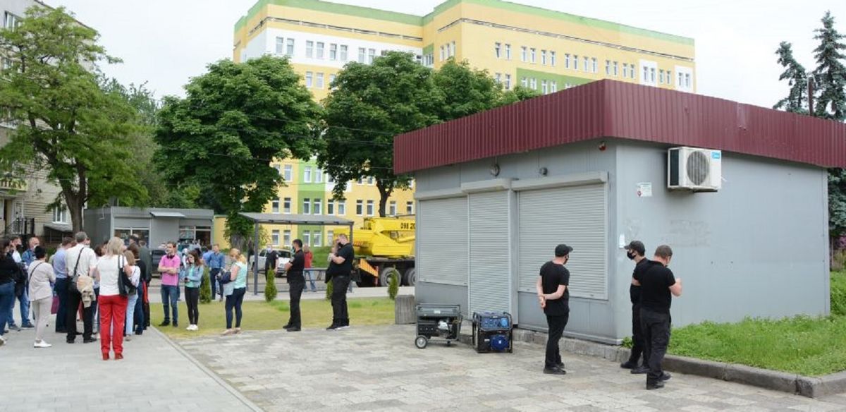 На вул. Пасічній почали демонтаж незаконного МАФу