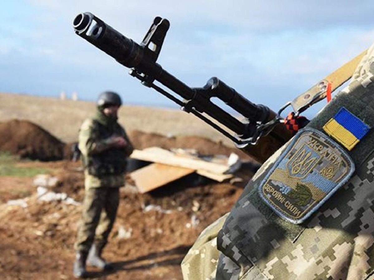 Внаслідок обстрілів на Донбасі загинув боєць ЗСУ