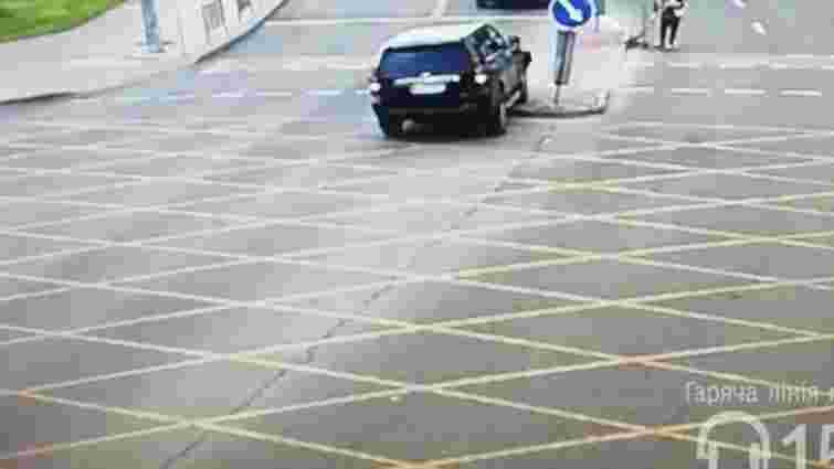 Водій збив знак на порожньому перехресті у Львові. І вернувся, щоб проїхати його правильно