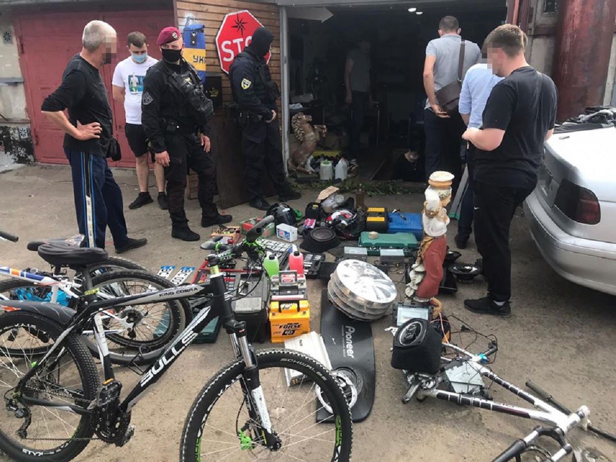 Троє мешканців Червонограда обкрадали гаражі та автомобілі на Львівщині