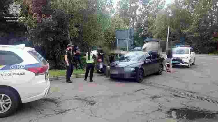 На трасі Львів-Шегині поліцейські затримали авто з чотирма нелегалами