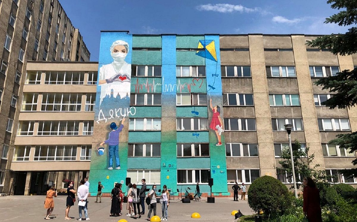 На стіні львівської лікарні намалювали мурал у подяку медикам