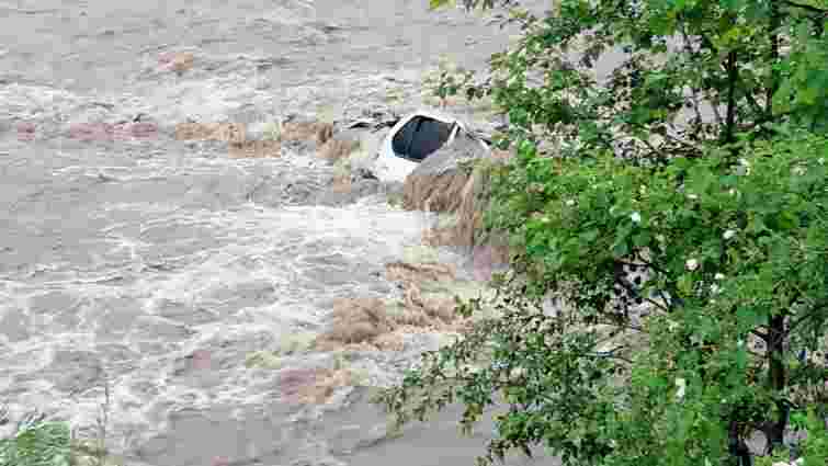 Двоє людей зникли на Прикарпатті після падіння автомобіля в річку