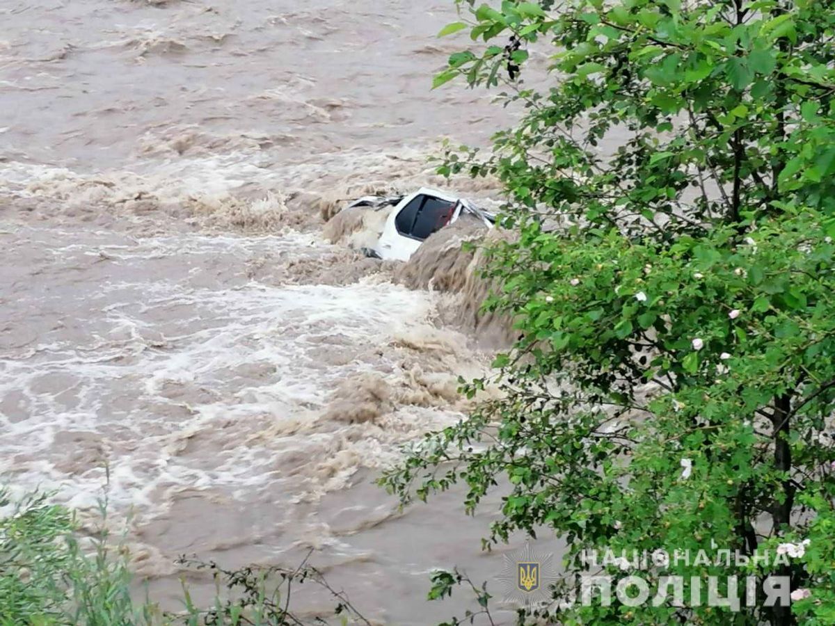 Двоє людей зникли на Прикарпатті після падіння автомобіля в річку