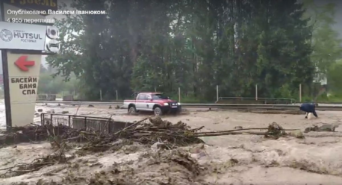 У Яремчі затопило трасу національного значення