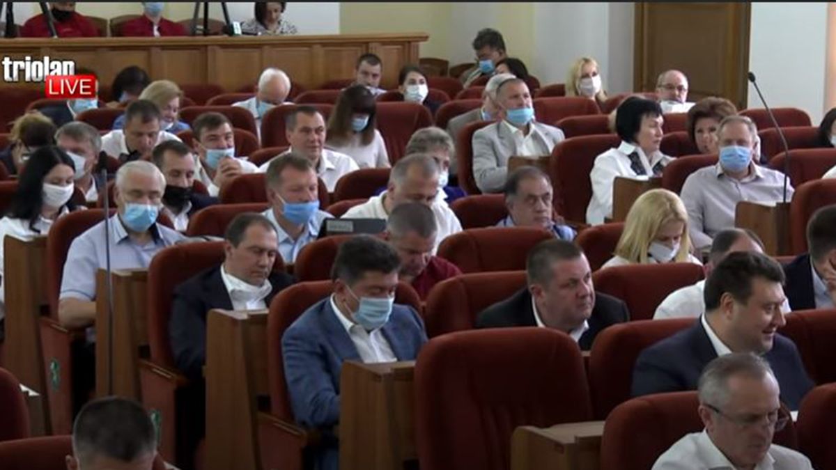 На сесію міськради у Харкові викликали поліцію через депутатів без масок