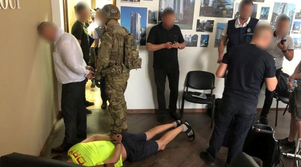 Фейкові радник президента і генерал ЗСУ вимагали хабар у вінницького підприємця