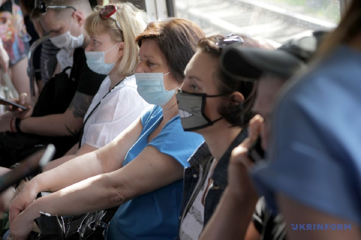 Більше третини українців вірять, що коронавірус навмисно розробили і поширили у світі